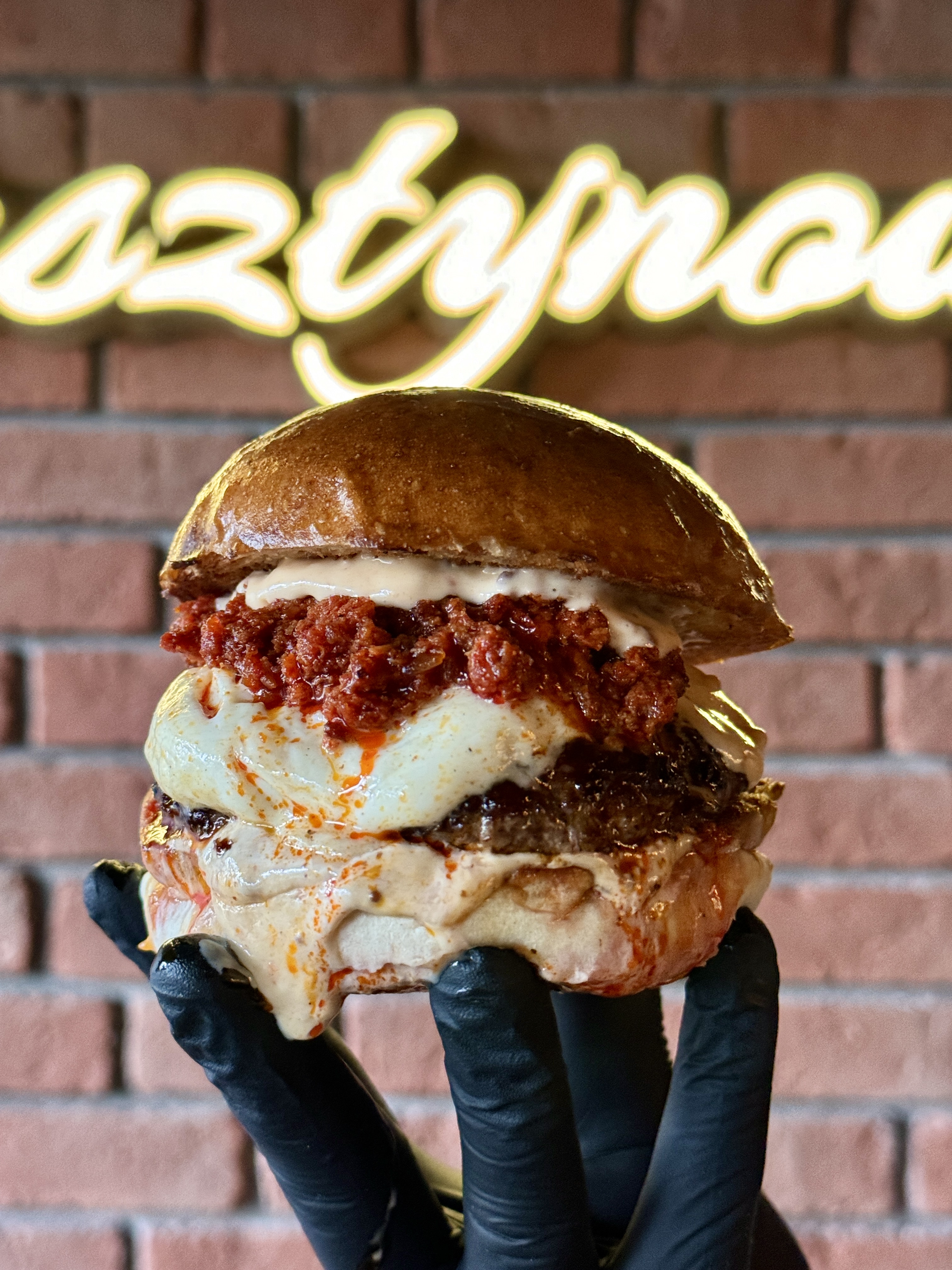 Burger podawany w restauracji Bursztynowa